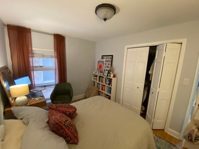 Building Photo - 347 W Dickens Ave