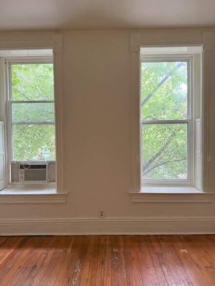 windows in primary bedroom - 2059 N Clifton Ave