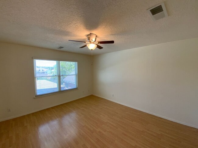 Building Photo - 3 Bedroom Home Available Near Golf Course ...