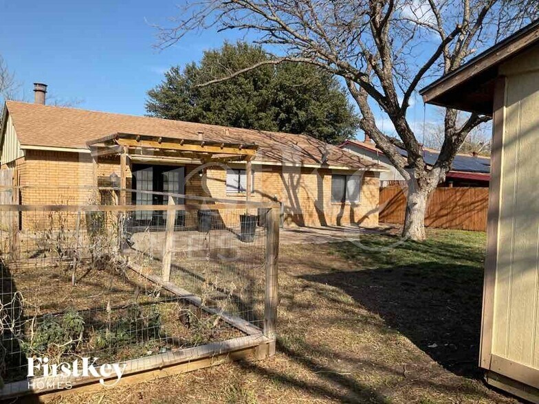 Building Photo - 1005 Loving Trail