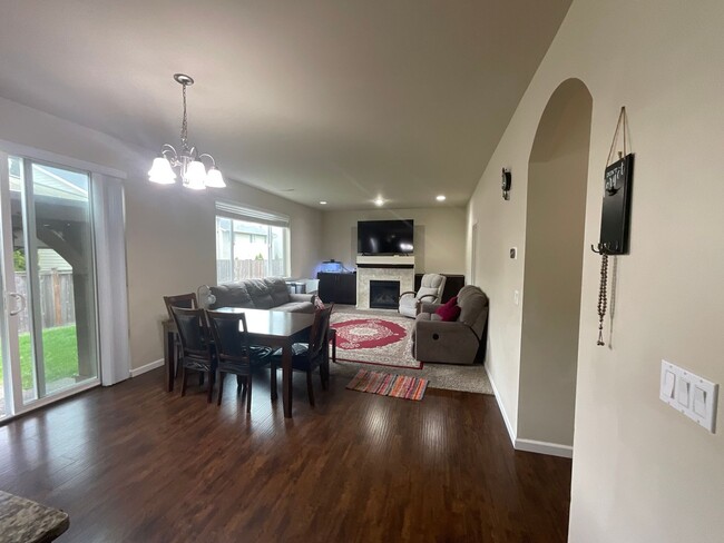 Building Photo - Spacious 4 bedroom Home