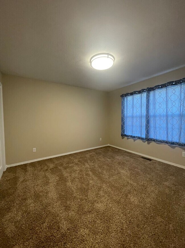 Building Photo - Executive Rental in Willard School District