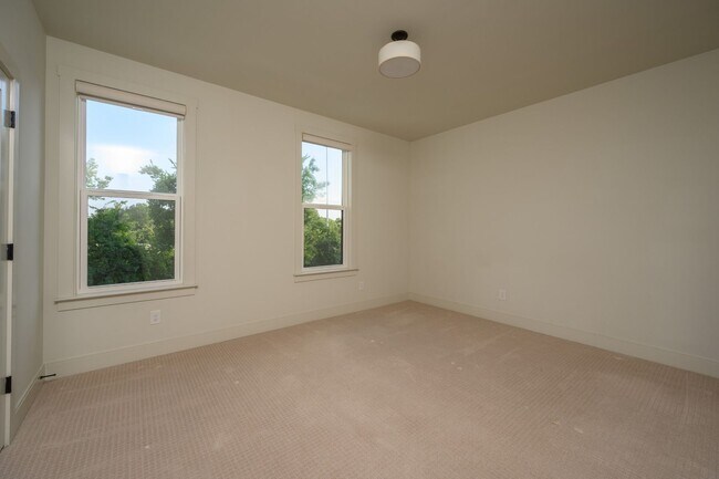 Building Photo - **LIKE-NEW, HIGH-END EXECUTIVE HOME WITH I...