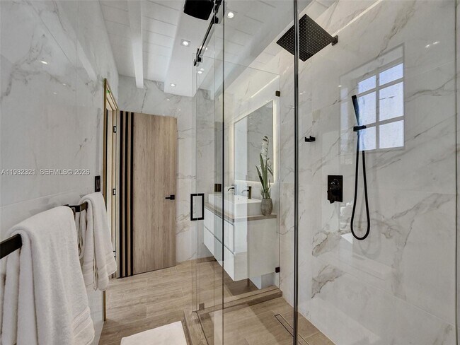 Building Photo - 2066 NE 174th St