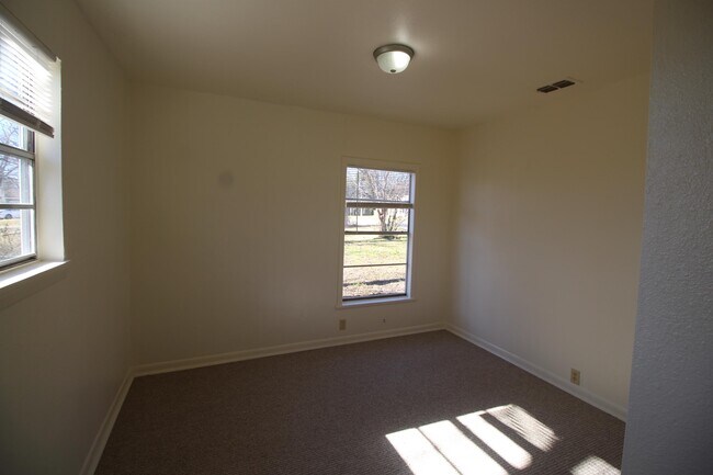 Building Photo - 605 W Hill St