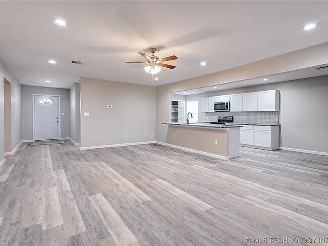 Building Photo - Spacious and Updated Three Bedroom Home with Large Backyard!!