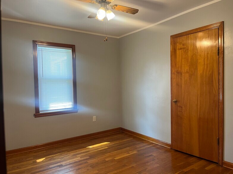 Building Photo - 2812 Midland Dr