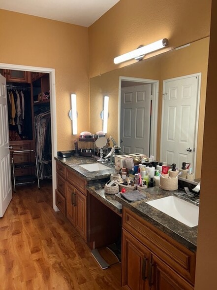 Building Photo - 1020 S San Marino Way