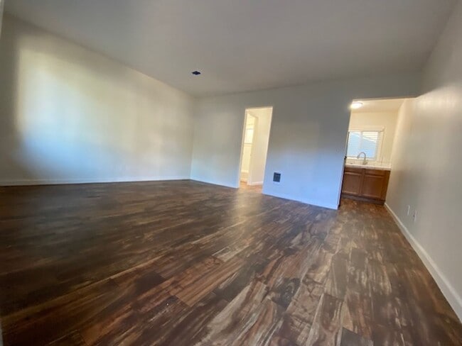 Building Photo - Spacious Studio, Centrally located, exclus...