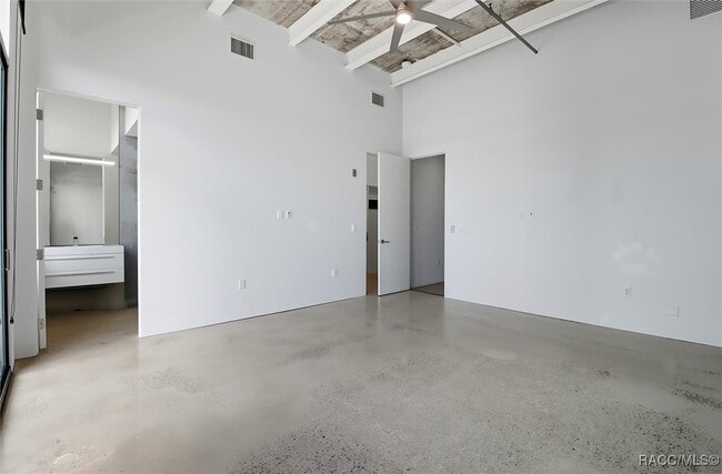 Building Photo - 302 SE Broadway St