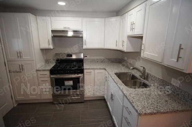 Building Photo - 2114 Tremont Ave