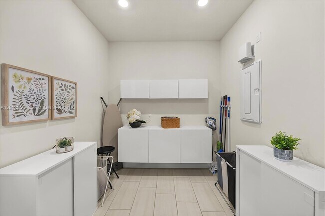 Building Photo - 4549 Pinehurst Trl W
