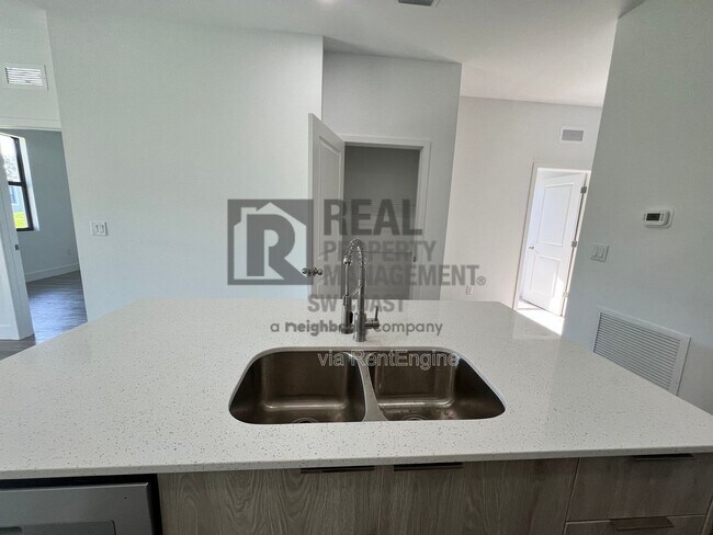 Building Photo - 1263 Hillcrest St E