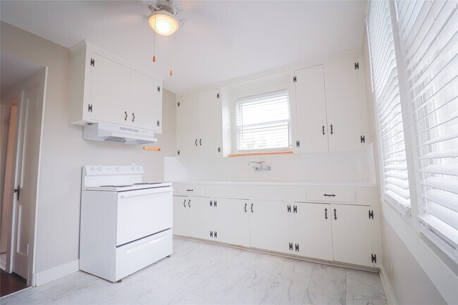 Building Photo - 3012 Avenue O 1/2