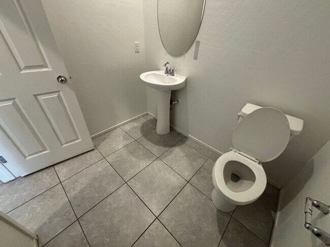 Building Photo - Beautiful Gated 3-Bed, 2.5-Bath Townhome in North Las Vegas!