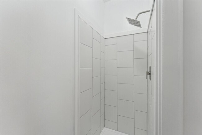 Building Photo - 1020 W 37th St