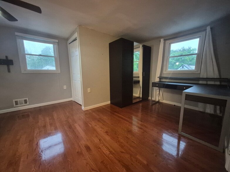 Building Photo - 11 Oakwood Terrace