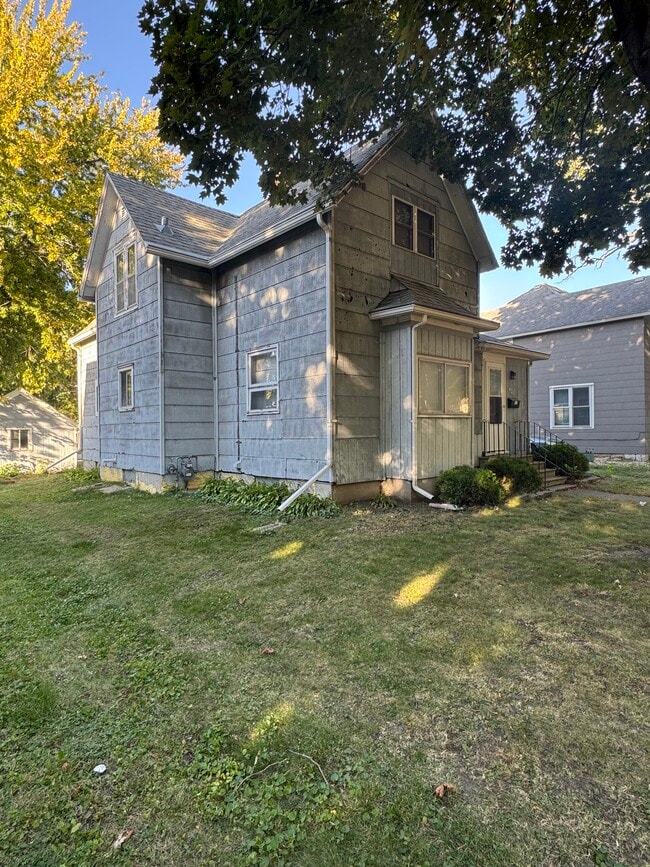 Building Photo - 420 W College St