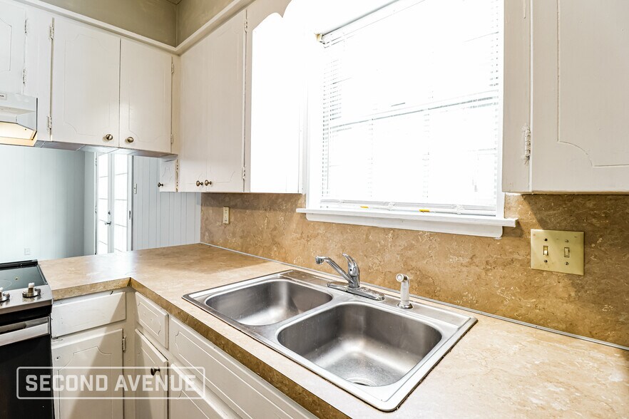 Building Photo - 8110 Alvin Ln