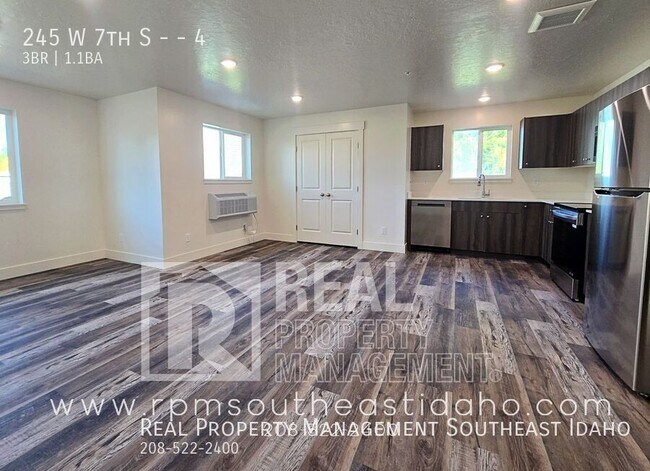 Building Photo - 245 W 7th S