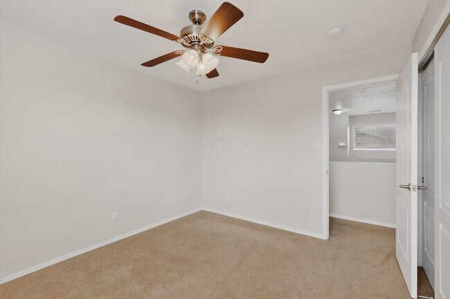 Building Photo - 2713 Violeta Cir SE