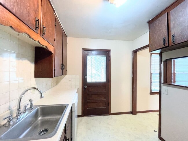 Building Photo - Cozy 3 bed 2 bath home with basement in Wichita
