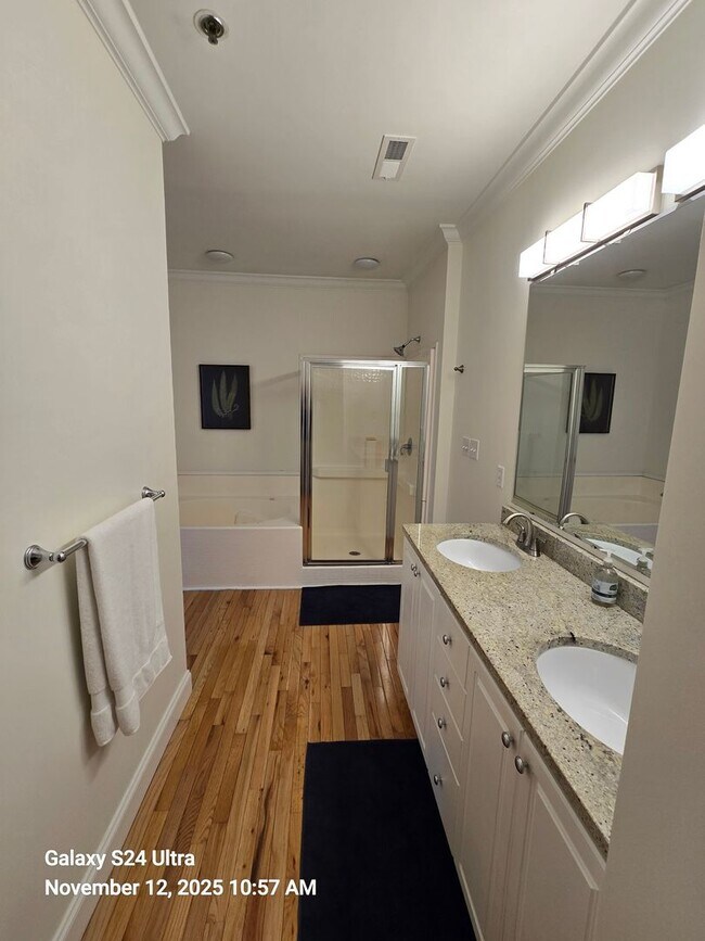 Building Photo - Luxurious Furnished Downtown Condo - 6-18 Month Lease Available!