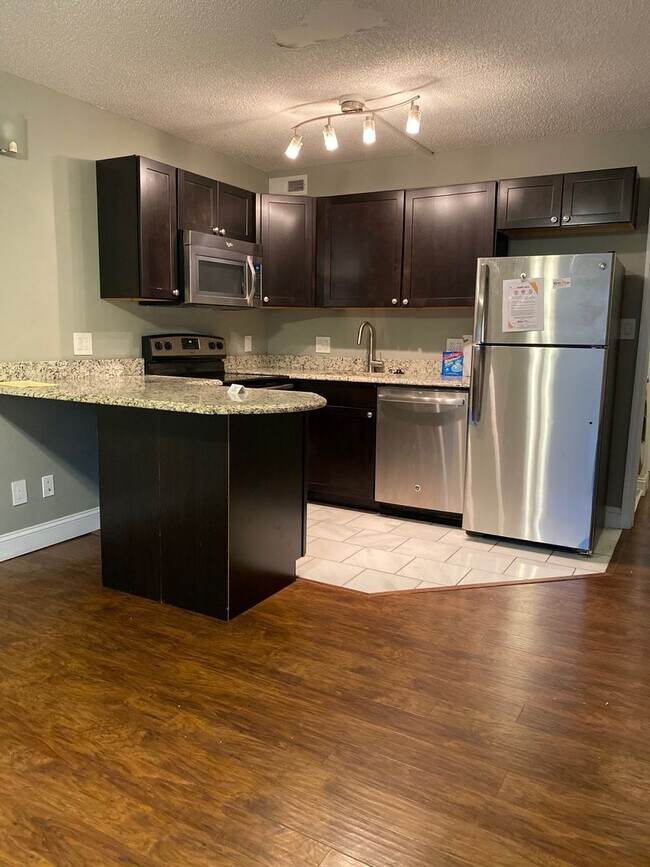 Building Photo - 1BR Condo | In-Unit Laundry, City Views, Walk to UTK