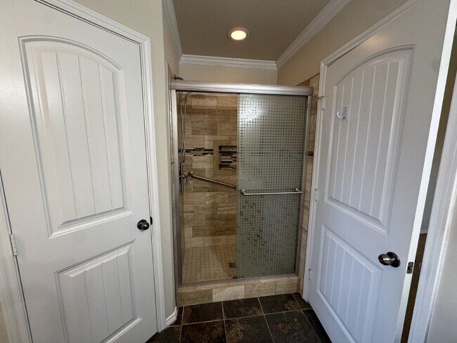 Building Photo - Beautiful & Spacious 4-Bedroom Home in Lub...