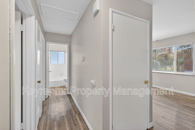 Building Photo - 900 Paddock Dr