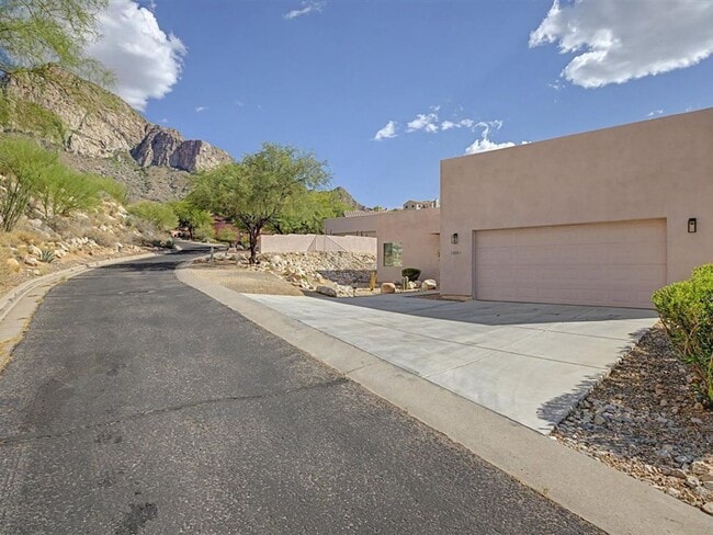 Building Photo - Desert Luxury Living in a Gated Community with Stunning Mountain Views!