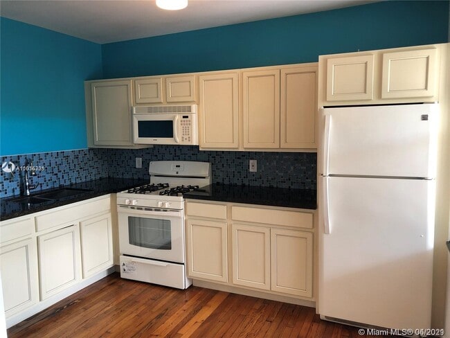 Building Photo - 9040 Collins Ave