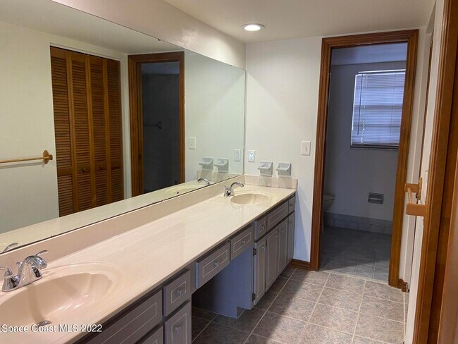 Building Photo - 1710 Apricot Dr