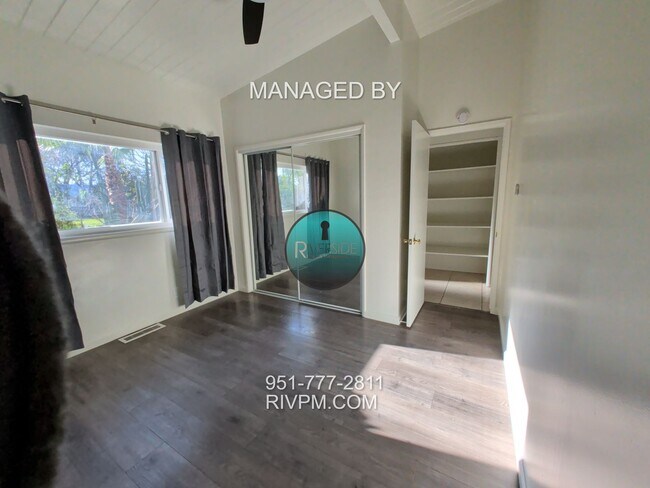 Building Photo - Mid-Century Modern Beauty with Spacious Backyard