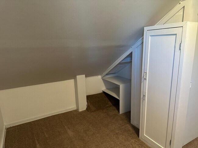 Building Photo - Updated 4 bedroom 2 bath house in Eugene!