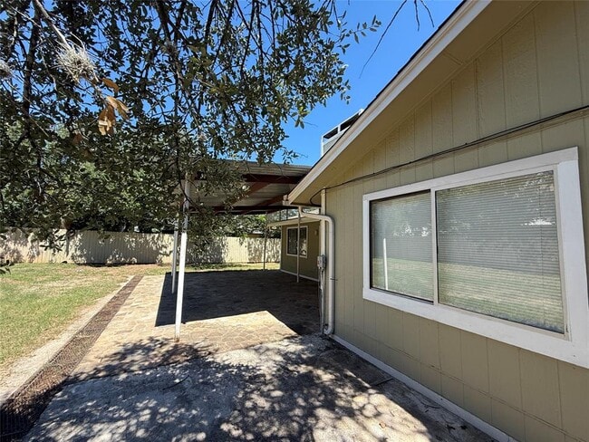Building Photo - 8906 Pineridge Dr