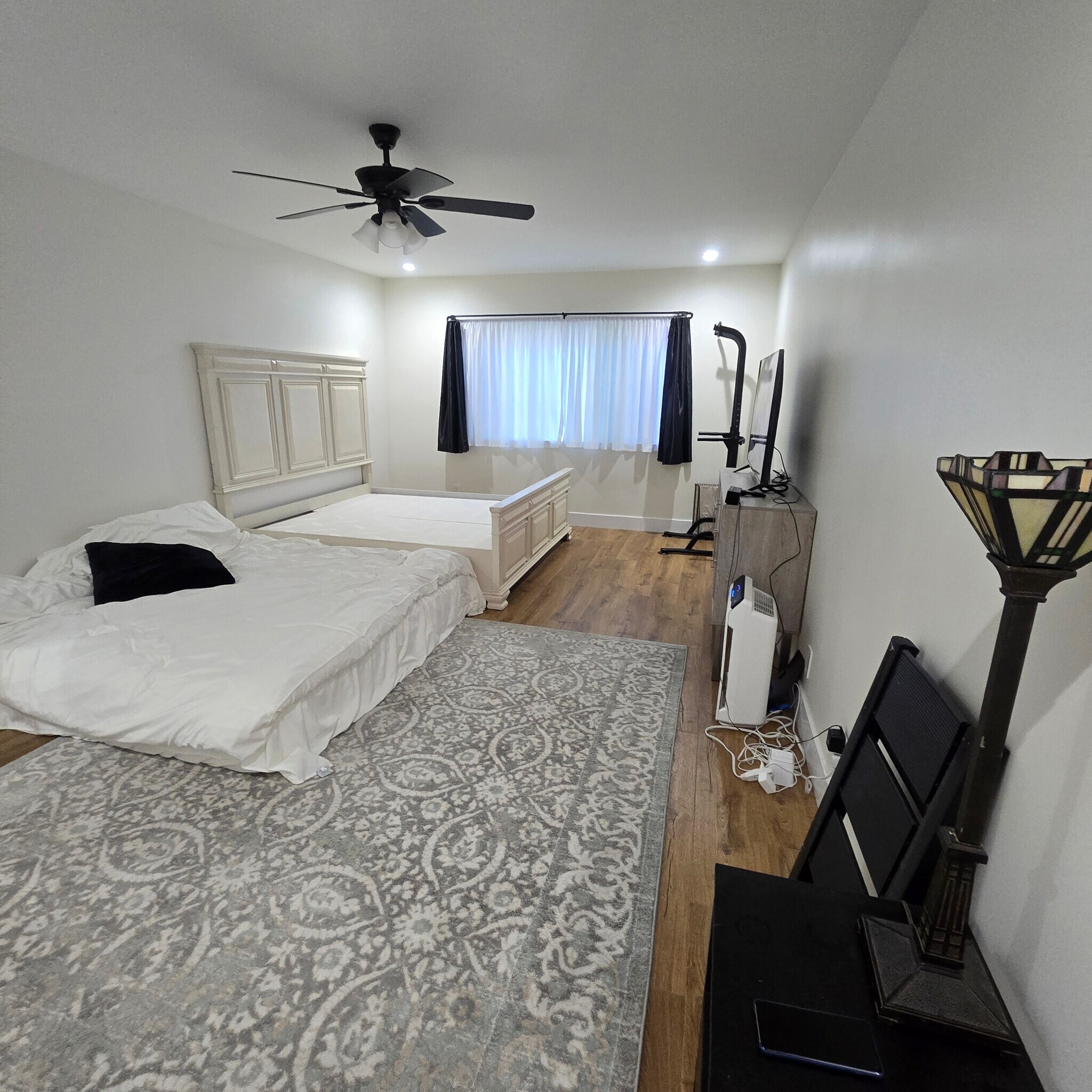 Master bedroom - 916 S Sherbourne Dr