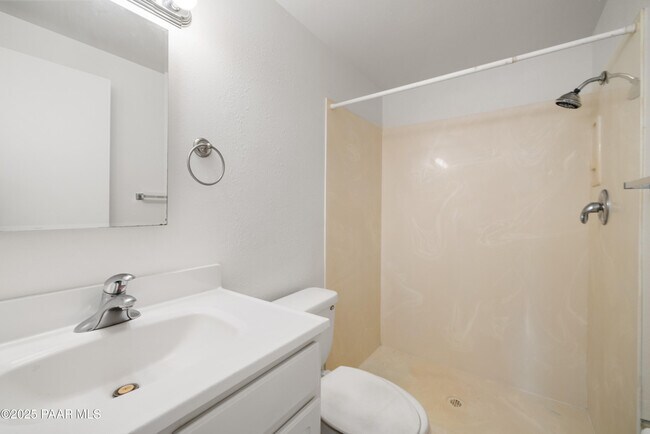 Building Photo - 340 Country Club Cir