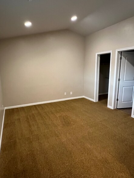 Building Photo - 999 Village River Ln