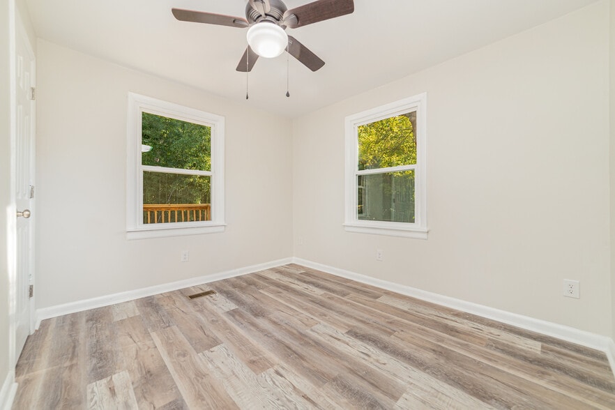 Building Photo - 211 Putnam St