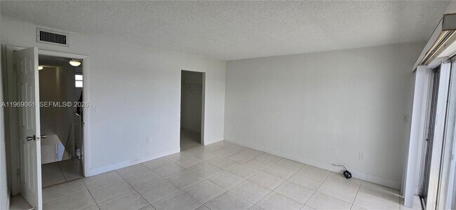 Building Photo - 9375 Fontainebleau Blvd