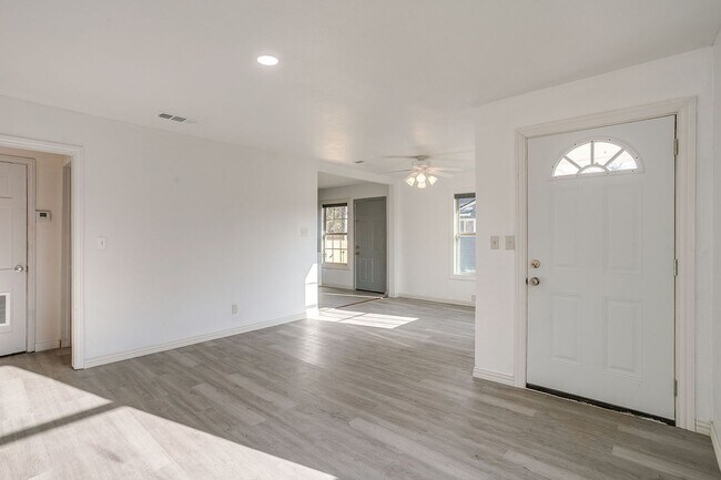 Building Photo - Remodeled 2 Bed 1 Bath Home Ready for New Tenants Near the River District-76114