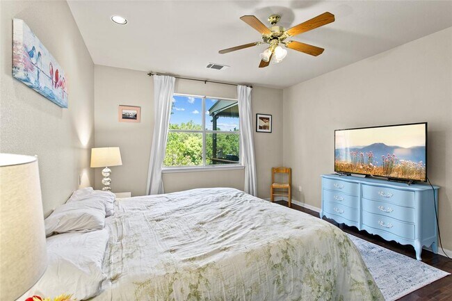 Building Photo - 5950 Mesa Verde Cir