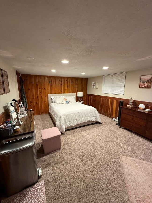 Building Photo - 4 Bedroom, 2 bath Unit very close to Regis University, restaurants and shops