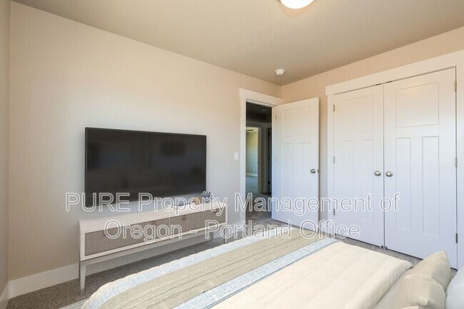Building Photo - 504 NE Trillium Dr