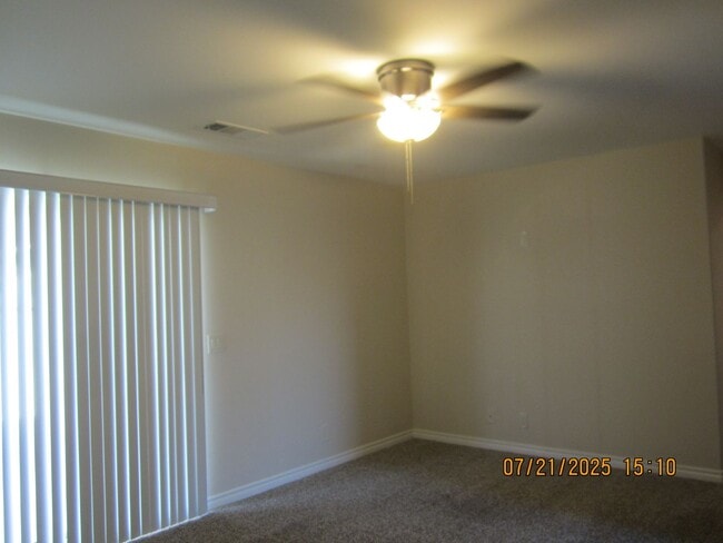 Building Photo - Immaculate Single Story Like New