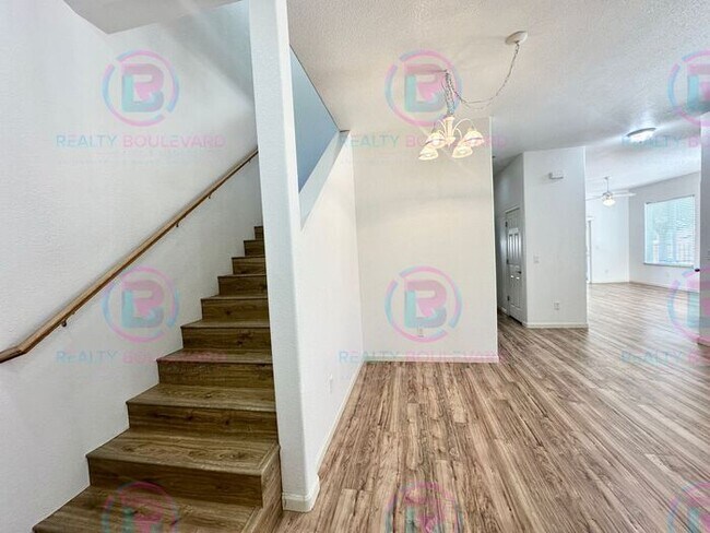 Building Photo - 3 Bedroom 2.5 Bathroom + Loft & 2 Car gara...