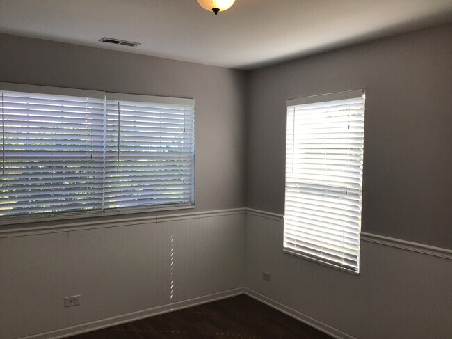 Building Photo - 1559 Parkside Dr