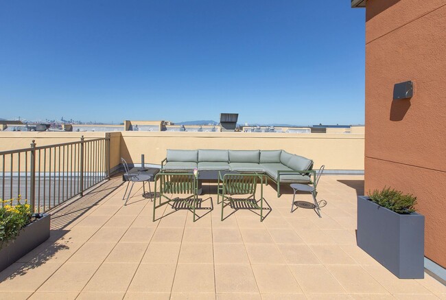 Building Photo - Great natural light in a large condo near ...