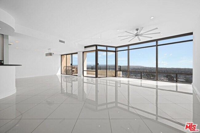 Building Photo - 4267 Marina City Dr